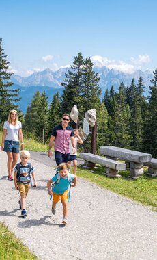 Familie spaziert am Geologielehrweg | © villacher-alpenstrasse.at/Stabentheiner