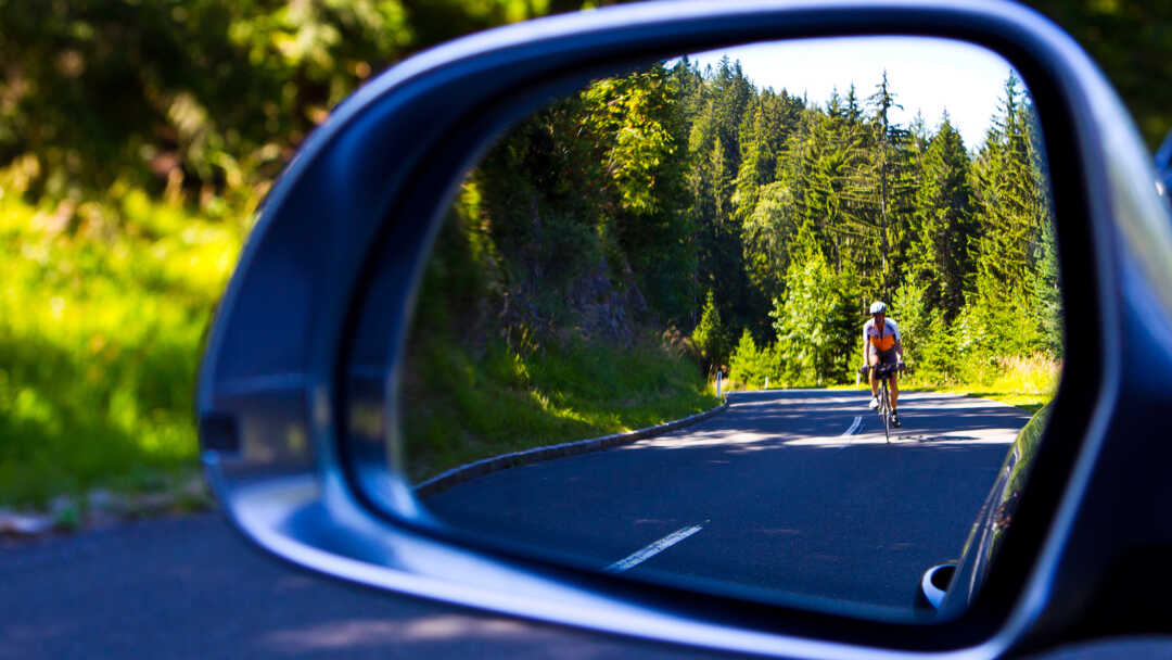 Ciclisti in specchietto retrovisore